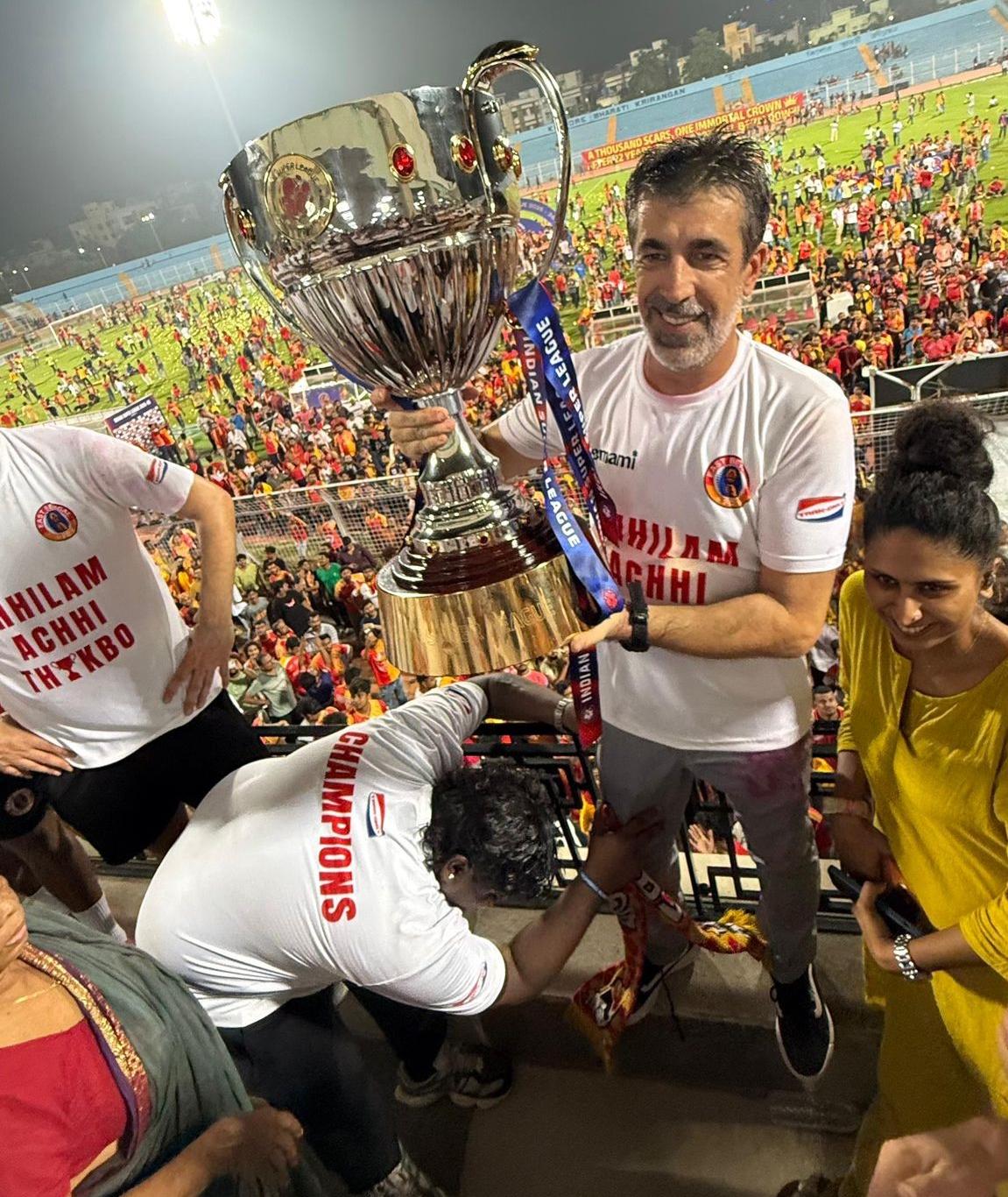El entrenador vigués Óscar Bruzón hace campeón de la Indian Super League al East Bengal de Calcuta, que llevaba 22 años sin conquistar el título